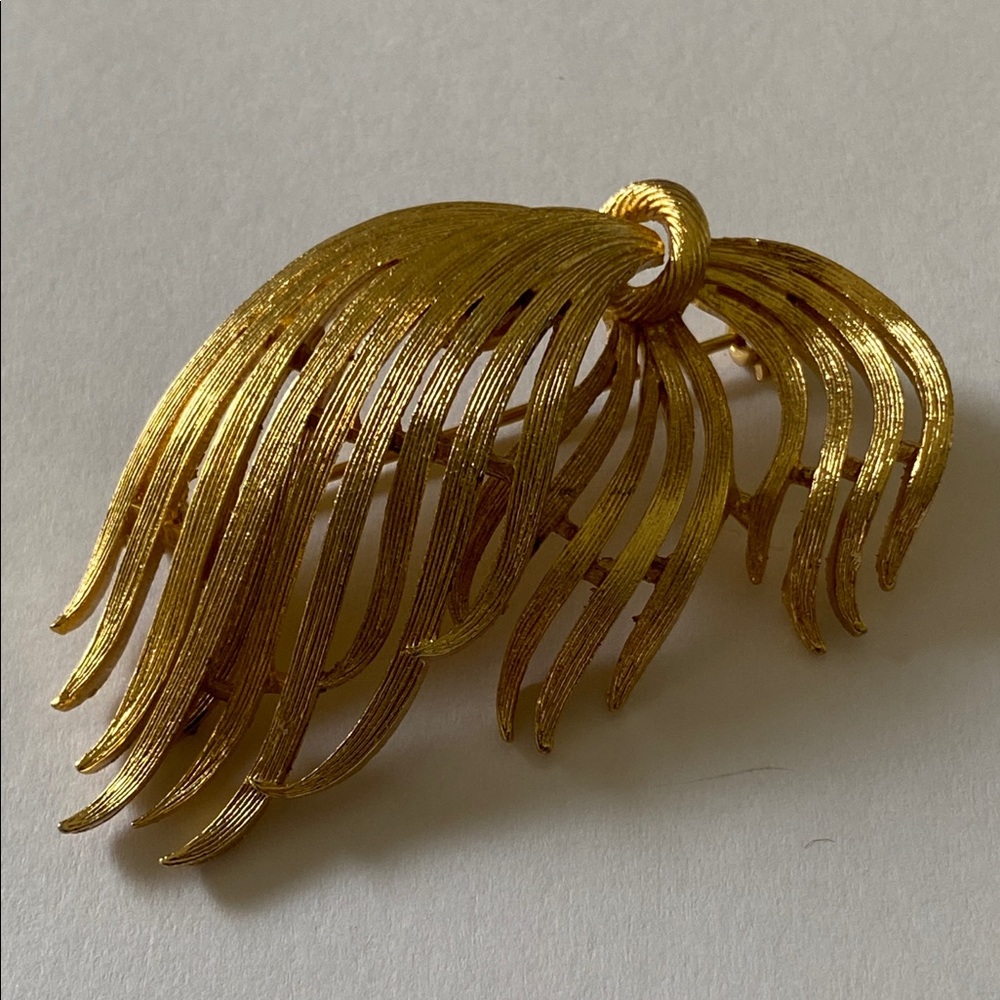Vintage Women’s Costume Jewelry Signed Usner Gold Tone Brooch Preowned Used